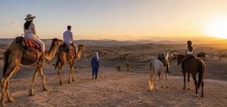 Balade à cheval dans le désert d'Agafay au coucher du soleil