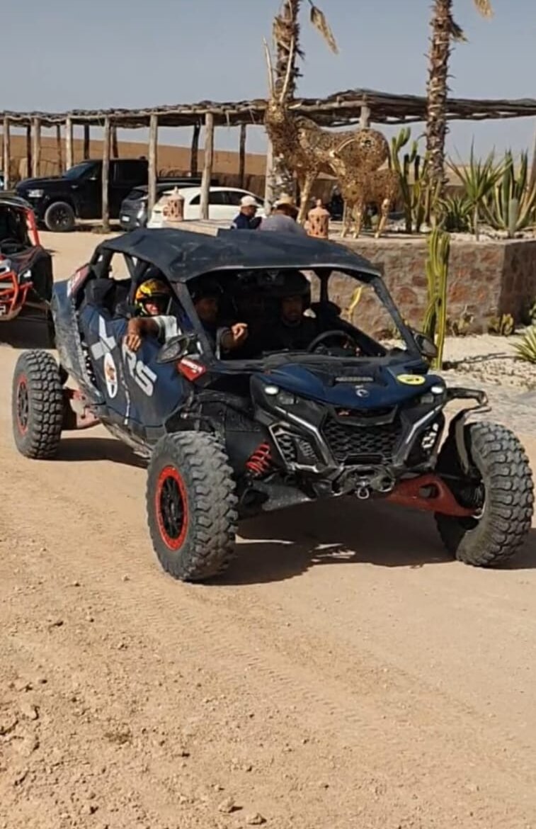 Buggy biplace CFMoto devant l'entrée de L'Oryx Agafay Desert Camp